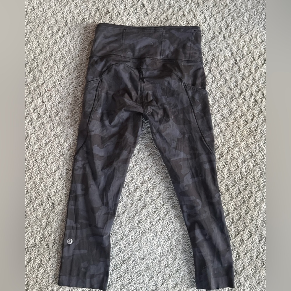 Lululemon Black Camo Crop Leggings Size 4 High Rise Pockets - Picture 3 of 5